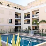 1-Br Apartment In Palm Beach Swimming Pool